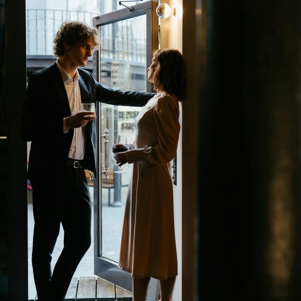 Tips for Balancing Fun and Serious Conversations on Dates