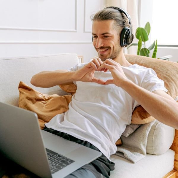 Transitioning From Online Chats to Real-Life Dates